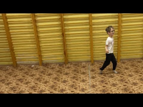 Видео: Бегает на согнутых// Тренировка походки| ДЦП Ангел