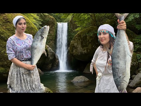 Видео: Рыбалка в деревне и изысканный пир с рыбой на гриле! 🎣