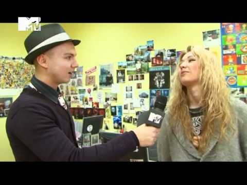 Видео: Лера Козлова вернулась к солисту "Quest Pistols"