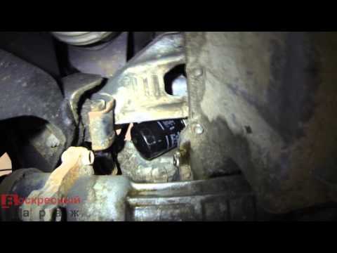 Видео: Suzuki Grand Vitara замена масла в двигателе, как выкрутить масляный фильтр
