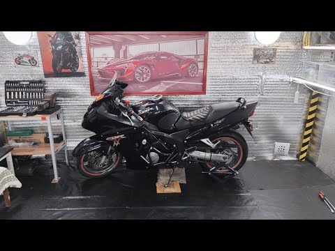Видео: #honda #cbr1100xx. Установка покрышки и так по мелочи...