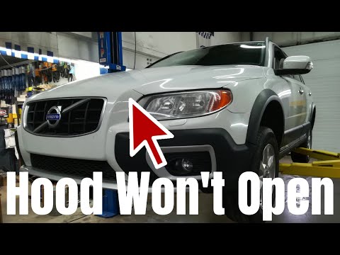 Видео: Как открыть застрявший капот снаружи, заменить аккумулятор и воздушный фильтр Volvo XC70 2008-201...