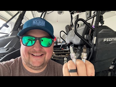 Видео: Замена свечей зажигания Honda Pioneer 700-4 2020 года #pioneer #honda #sidebyside #diy