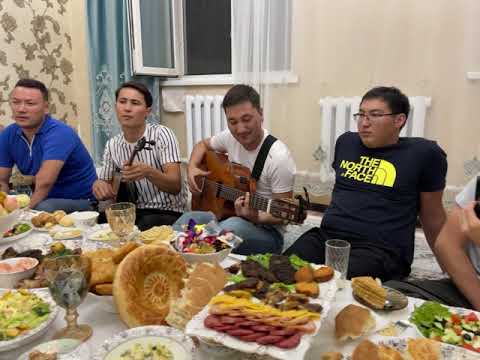 Видео: Ақтөбелік өнерлі жігіттердің орындауында - Өкінбеу керек өткенге.