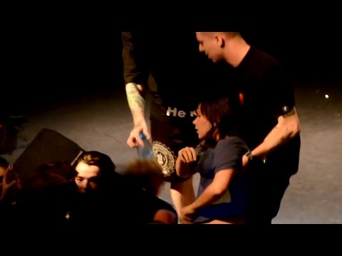 Видео: Oxxxymiron спас девушку на собственном концерте