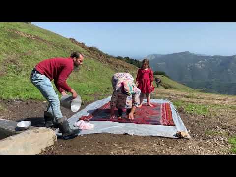 Видео: Семья Кочевников! Отнести ковер к источнику, чтобы постирать его в солнечный день