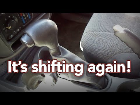 Видео: Автомобиль не переключается в положение парковки — сломанный трос переключения передач — замена т...