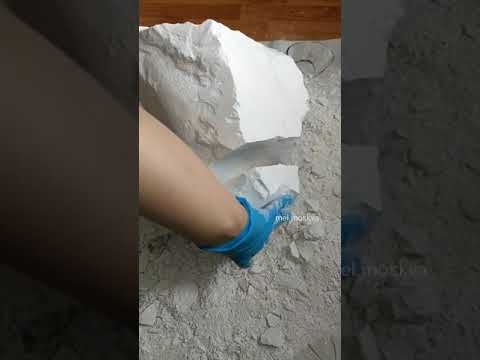 Видео: Чистка и колка большой глыбы мела | Cleaning and chopping a large block of chalk