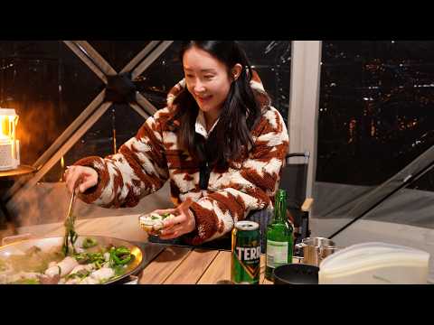 Видео: Одиночный кемпинг в машине в глухом лесу. Лечение вкусной едой.