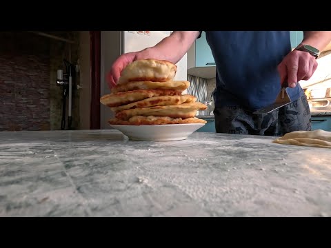Видео: Приготовил луковые лепёшки! И СОБРАЛИ УРОЖАЙ С НАШЕГО ОГОРОДА!