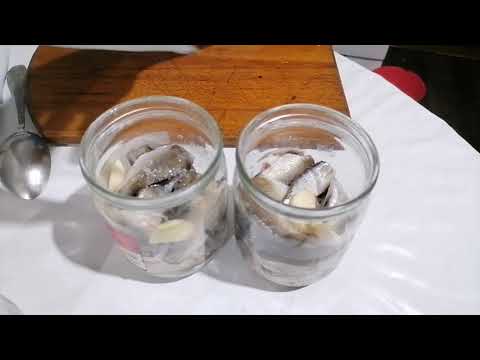 Видео: Шпроты по домашнему из карася. Рыба на зиму.