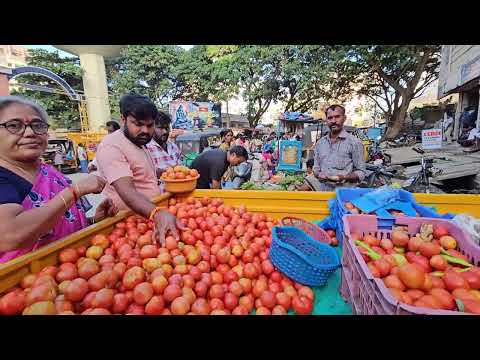 Видео: Субботний овощной рынок в Путтапарти. Ищем мне зеркало. Индия.