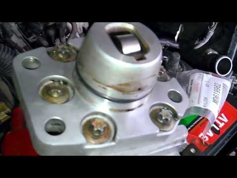 Видео: Mitsubishi Pajero IO( тнвд) топливный насос высокого давления.