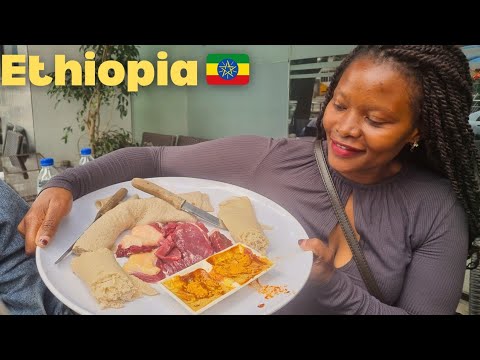 Видео: Употребление сырого эфиопского мяса | Tire Siga Experience в Аддис-Абебе 🇪🇹
