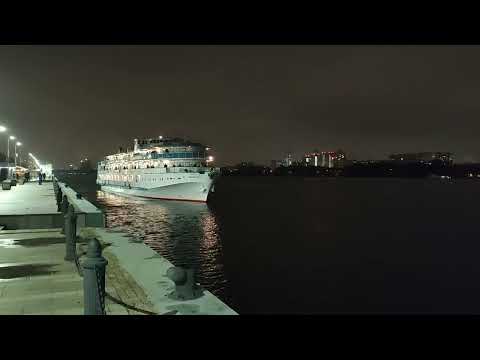 Видео: Отправление и прощание теплохода Русь Великая с гудками, или как от гудков ломается лампочка/Москва/
