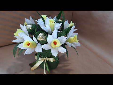 Видео: весенний букет из гофрированной бумаги с конфетами. нарциссы из гофрированной бумаги с конфетами.