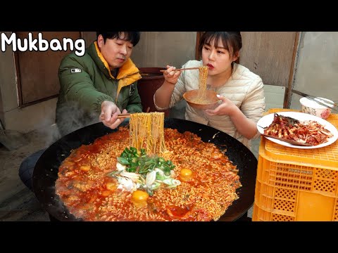 Видео: Mukbang | Новый рецепт, чтобы приготовить Teumsae Ramyeon намного вкуснее.