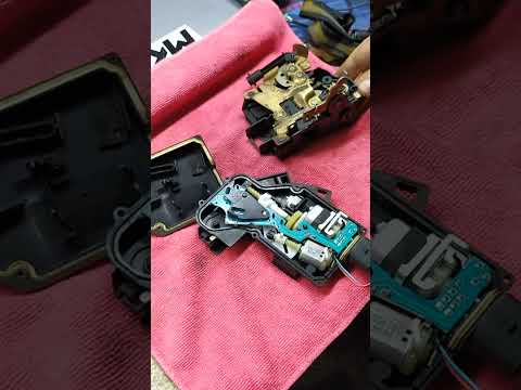 Видео: Ауди А6 С5 , не открывается дверь