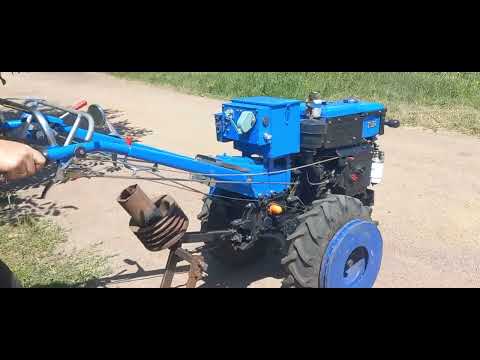 Видео: Викопка часника мотоблоком Zubr