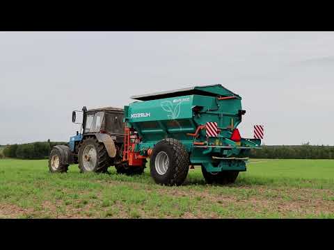 Видео: Разбрасыватель минеральных удобрений NPK-8000 "Хозяин" в работе