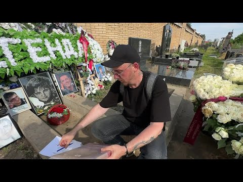 Видео: в шоке от размера могилы Юры Шатунова 😲 коробочка памяти и наши стихи в ней _ Троекуровское кладбище