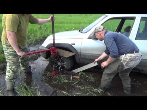 Видео: Как вытащить машину из болота. Засадил на пузо Шниву. Хайджек рулит.