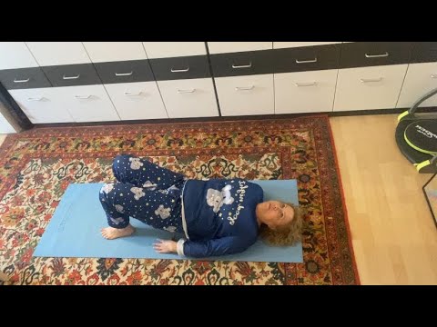 Видео: Утренняя гимнастика в пижаме для тех, кому за 50