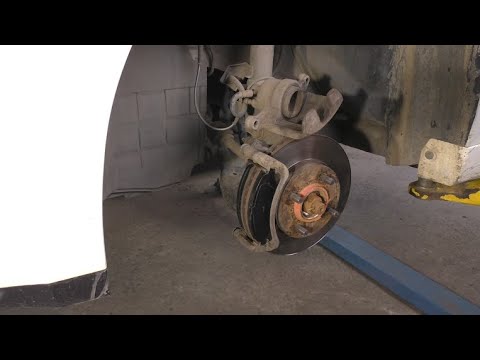 Видео: Замена передних тормозных колодок на Ниссан Тиида 1,6 Nissan Tiida 2008 года