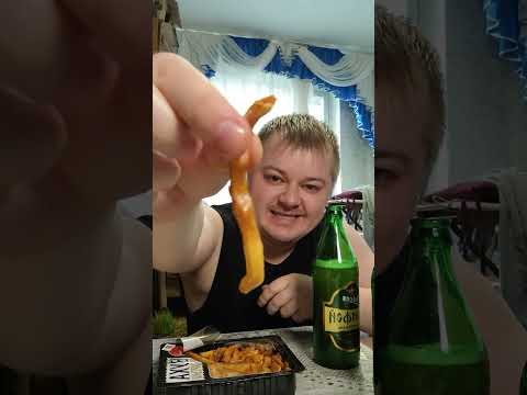 Видео: Хмельной мукбанг: копчёные ушки и кукурузные палочки 😋