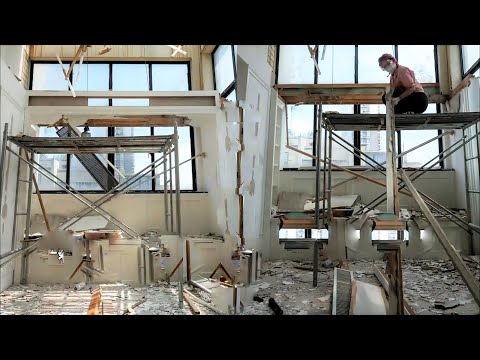 Видео: Удивительная девушка превращает заброшенный старый дом в красивую виллу