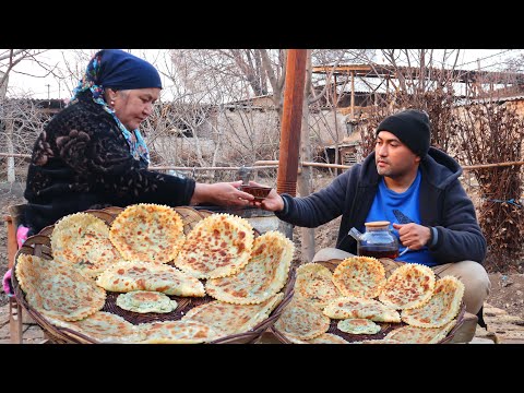 Видео: Как готовит СУКАК САМСА с зеленью на сковороде | SUKAK SAMSA with herbs in a frying pan |кутабы