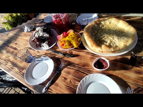 Видео: ОСЕТИНСКИЕ ПИРОГИ ОТ НАШИХ ГОСТЕЙ//