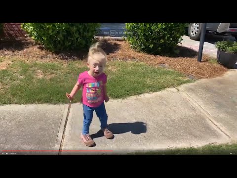 Видео: # 108 Прогулка с слишком большими ботинками: упражнения для ребенка с низким мышечным тонусом