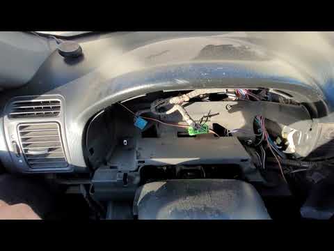 Видео: HONDA CR-V RD-7 2-ое поколение замена и перепиновка приборки!