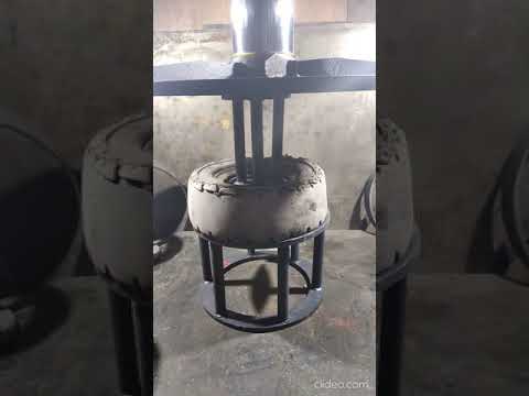 Видео: Замена цельнолитых шин с буртом на погрузчик