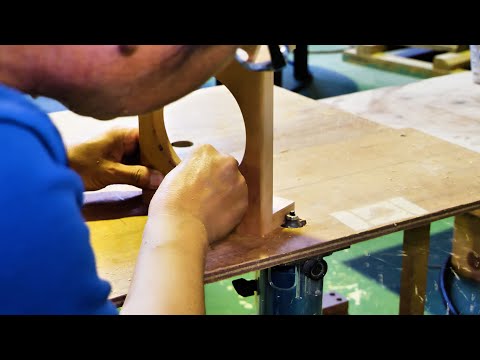 Видео: Старое дерево, полное гвоздей, превращается в милую подставку для мисок для домашних животных.