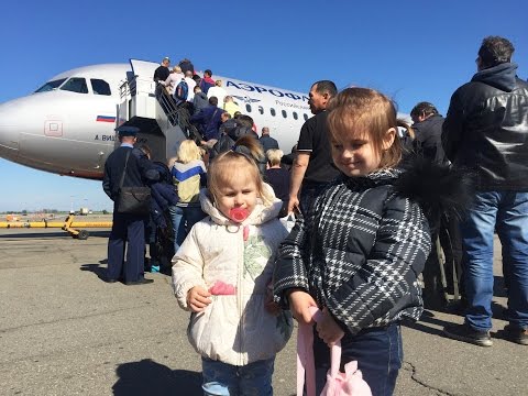 Видео: ВЛОГ Ура, ура, мы летим в Москву Что Алина и Юля делают в самолете VLOG