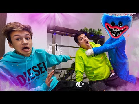 Видео: Давид нарисува HUGGY WUGGY in real life? МОНСТР НИ ПРЕСЛЕДВА В НАШИЯ ДОМ! | Boys and Toys Bulgarian