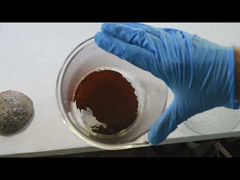 Видео: Очистка золота, осажденного из грязных растворов электронных отходов