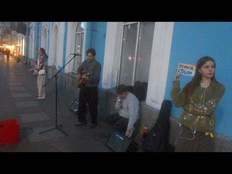 Видео: Уличные музыканты Питер на Невском 2 сентября - Выхода нет