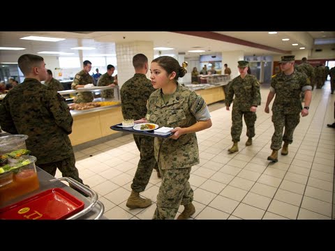 Видео: Пятеро новобранцев прижали её к стене в столовой — через тридцать секунд они поняли, что она ВОИН
