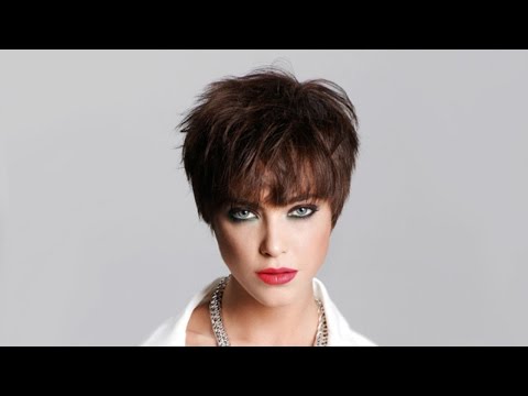 Видео: Градуированная короткая стрижка с удлиненной челкой