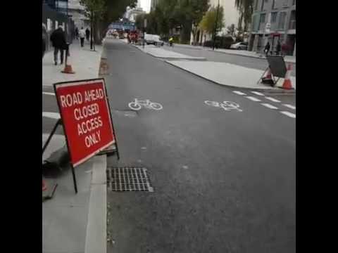 Видео: Free London guide with political comments in funny bulgarian dialect: Гльей, Росинье, йей къдьей!
