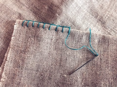 Видео: Как обшить край? Петельный обметочный шов. Ручные швы.