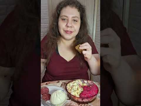 Видео: Мукбанг 1 января🎄🥂 Булочки с мясом, Селёдка под шубой, Оливье, два кусочика колбаски