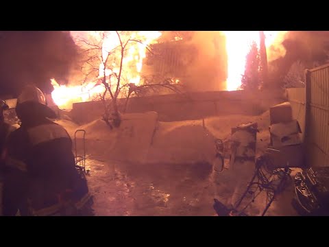 Видео: Москва. Зарево в ночи .. пожар 1 номер. Частный дом.