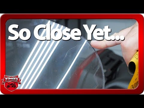 Видео: Как не следует удалять царапины на лобовом стекле мотоцикла