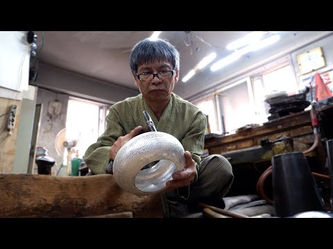 Видео: Процесс изготовления серебряного чайника. Удивительный корейский мастер по серебру.