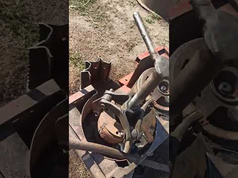 Видео: Замена подшипников на приемном барабане силосного комбайна.