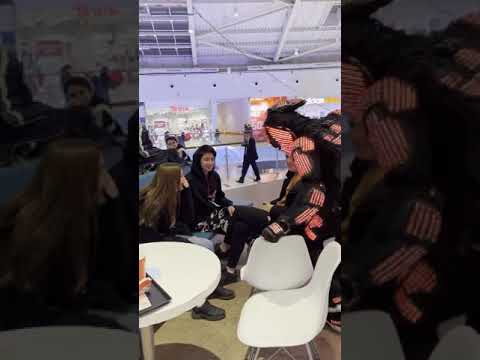 Видео: Хищник поёт песню Сияй